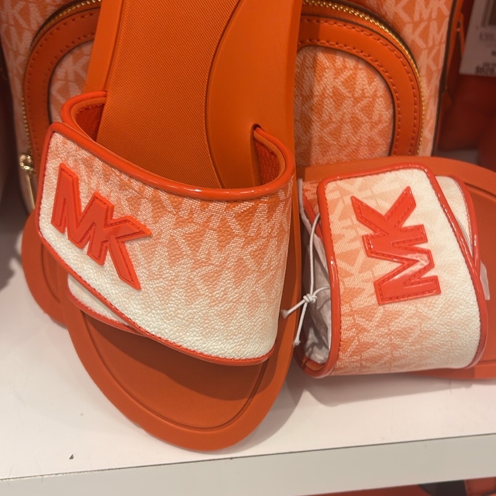 Michael Kors Slide Logo Sandals Palmer Ombré Signature
Red Clay 
NWT - Picture 16 of 16